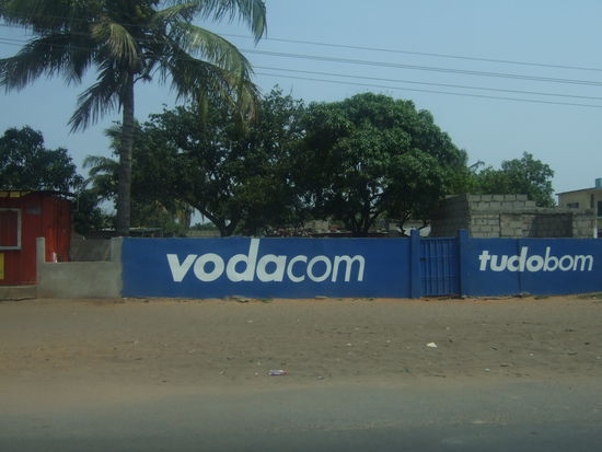 ueberall in Mosambik gibt es Werbung fuer Vodacom ...