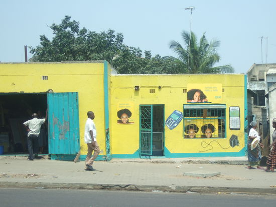 ... oder fuer MTN (fast jedes zweite Haus in Mosambik ist in den gelben Farben des Telefonanbieters MTN angemalt)