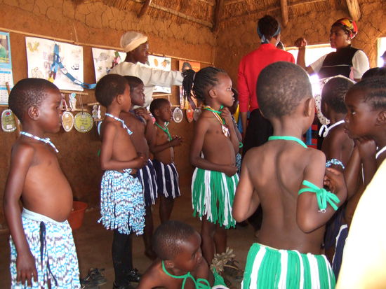 die Kleinen in der Pre-School waehrend der Vorbereitungen fuer die Auffuehrung