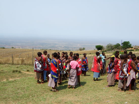die "Krieger" vor der malerischen Kulisse Swasilands