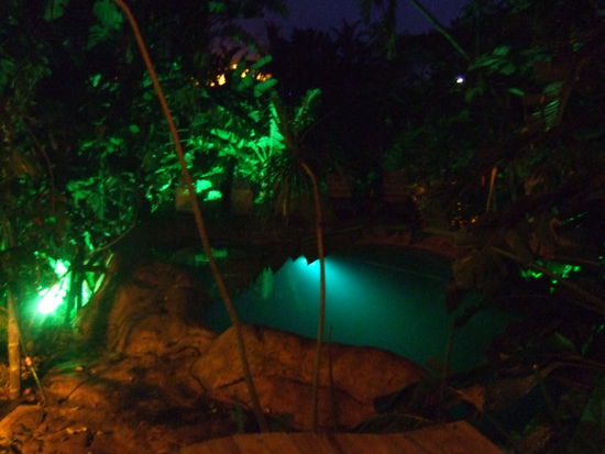und so sah der Swimmingpool dann nachts aus