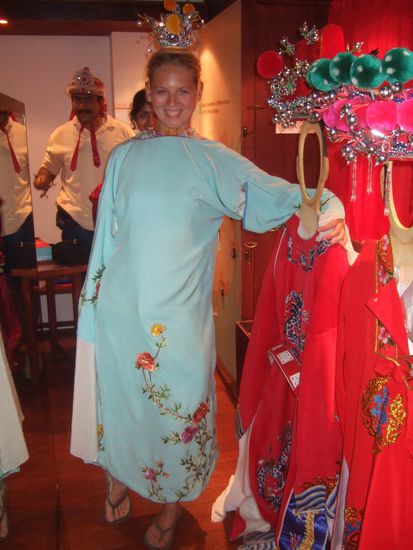 Steht mir, oder?
- hier konnte man sich im Museum nach Belieben mit asiatischen Kleidungsztuecken einkleiden.