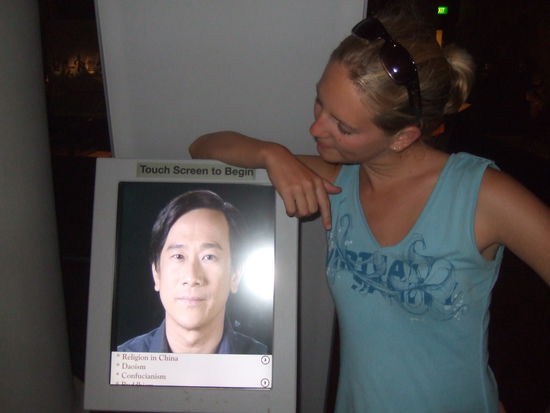 Spass hatten wir vor allem mit diesen Touch Screens. 
Diese Screens standen am Anfang jedes Raumes im Museum. Die Menschen bewegten sich die ganze Zeit, guckten herum, oder kratzten sich am Kopf. Wenn man sie dann beruehrte, begonnen sie etwas ueber den Ausstellungsraum zu erzahlen.