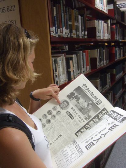 Spass hatten wir besonders in der Bibliothek...hier lese ich fliessend eine Zeitung auf Chinesisc 