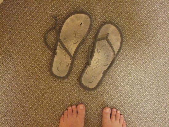 Kurz vor meinem Besuch des Universitaetsgebaeudes verabschiedeten sich leider meine Flip Flops von mir  und daher entdeckte ich die Universitaet barfuss.