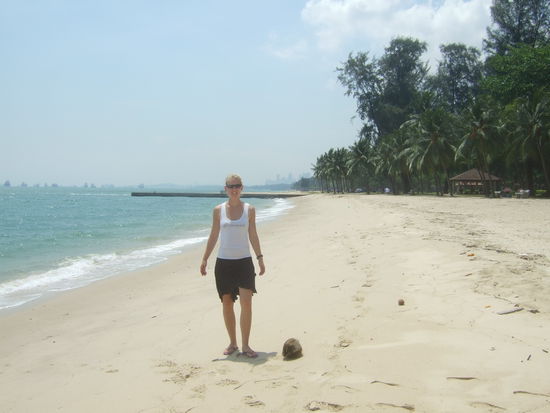 Ich neben einer Kokosnuss