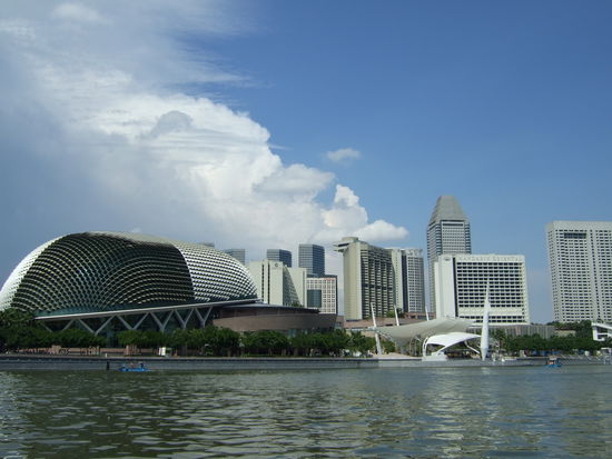 ganz links das Theater (dieses Mal im Hellen)