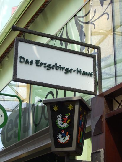 dieses Bild ist meinen Freunden in Dresden gewitmet...ja, in Singapur gibt es tatsaechlich ein Erzgebirge Haus