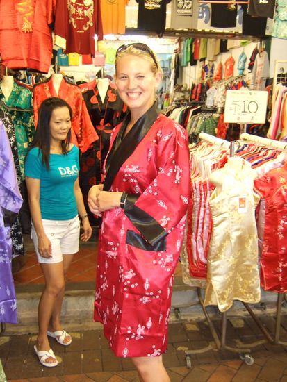 hier gibt es schoene asiatische Kleidung...