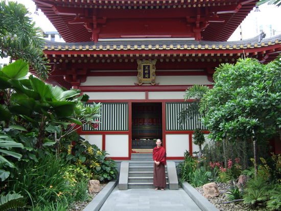 Ich vor dem Buddha Tooth Relic Temple