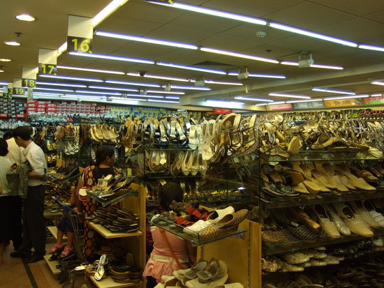 hier waren wir in einem ganz verrueckten Einkaufszentrum, alles war total verwinkelt und hier konnte man eben Schueh kaufen 