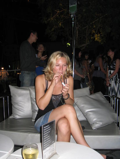 am Clarke Quay gibt es eine Bar die "Clinic" heisst...hier sitzt man auf Krankenhausbetten und trinkt aus Blut-Konserven (man trinkt natuerlich kein Blut, sondern ein beliebiges Getraenk)...ziemlich abartig, aber Richard wollte das unbedingt mal ausprobieren und das wollte ich natuerlich dann auch nicht missen 