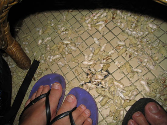 auf dem Boden der Long Bar liegen die ganzen Erdnusschalen herum...Erdnuesse gibt es auf jedem Tisch gratis.