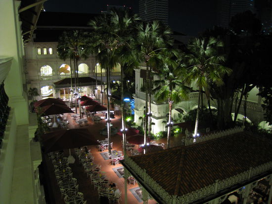 im Innenhof des Raffles Hotel