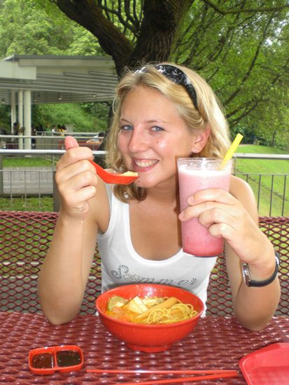 hier ass ich zusammen mit Mathias meine erste Laksa (eine suedostasiatische "Suppe", deren Basis Kokosmilch und Chili ist.)