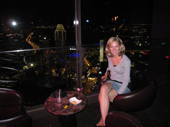 Ich in der New Asia Bar, im Hintergrund der unglaubliche Blick auf Singapur