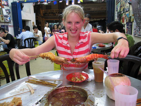 ...und diese steckt man dann in den Saucentopf in der Mitte des Tisches...hier beginne ich gleich diese Riesenganelen zu essen...man beachte den total eingesauten Tisch!