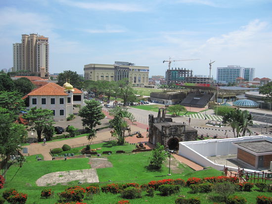 Blick auf Melaka, rechts sieht man die Ruinen der Porta de Santiago