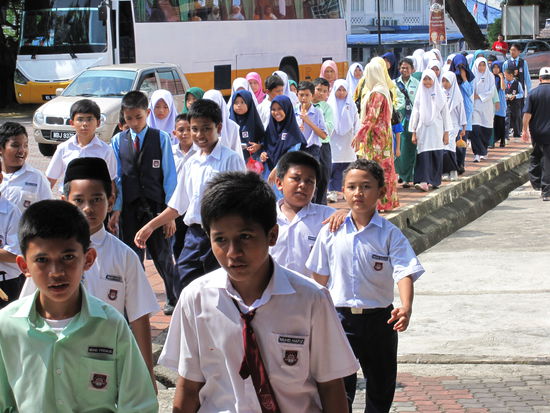 hier machte eine malayische Schulklasse einen Ausflug nach Melaka..alle Maedchen sind verhuellt bzw. tragen Kopftuecher!