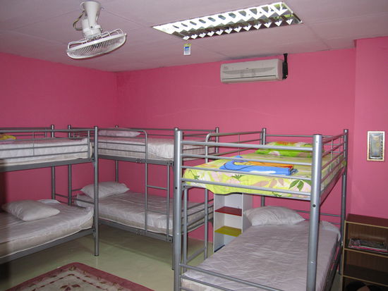 mein Dormzimmer...schoen rosa, oder?
eben genau das, was Maedchen brauchen.