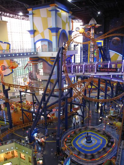 der Freizeitpark, das geschwungene orangene Etwas ist die Achterbahn