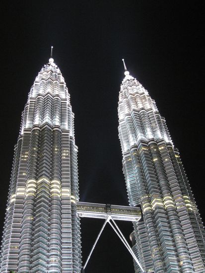 die Twin Towers, im Dunkeln richtig schoen beleuchtet