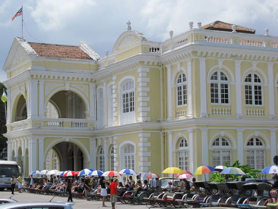 Town Hall - man beachte die super vielen Rikschas im Vordergrund.