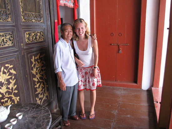 er wollte unbedingt ein Foto mit uns machen...man sieht, ich muss mich ziemlich herunterbeugen.