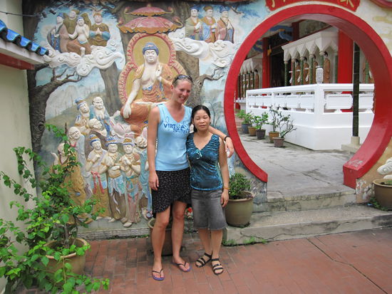 diese Frau wollte unbedingt ein Foto mit mir machen...jeder kann wohl sehen, warum!