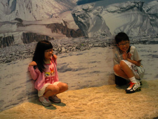 kleine suesse malayische Kinder, die so taten, als waeren sie in der Arktis.