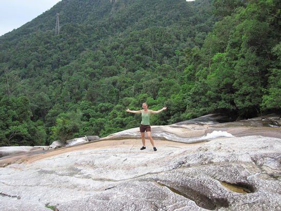 am Wasserfall (ja, der Wasserfall ist nicht auf dem Foto!)