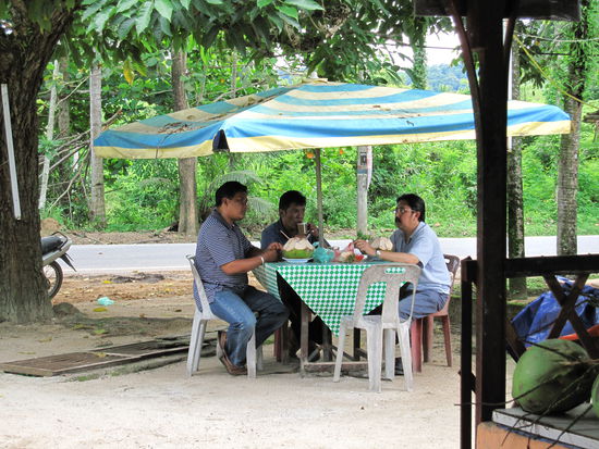 Malayische Maenner beim Essen