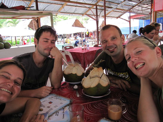 wir beim Essen...schaut mal genau hin, die drei veraeppeln mich grade!