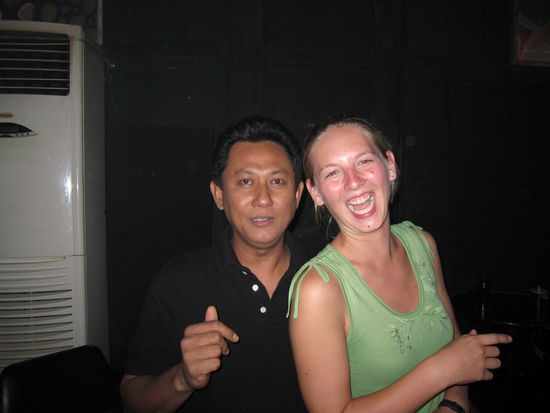 der Besitzer der Nachbarbar (schoenes Wort irgendwie) vom Yellow Cafe mit mir