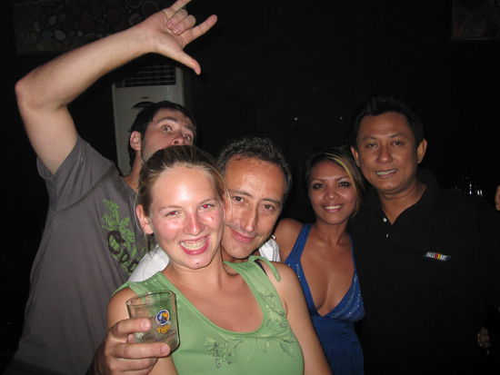 unsere lustige Truppe
hinter mir Christian, an meinem Hals (was macht der da eigentlich???) Yellow, links seine Kellnerin, links davon der Besitzer der Nachbarbar