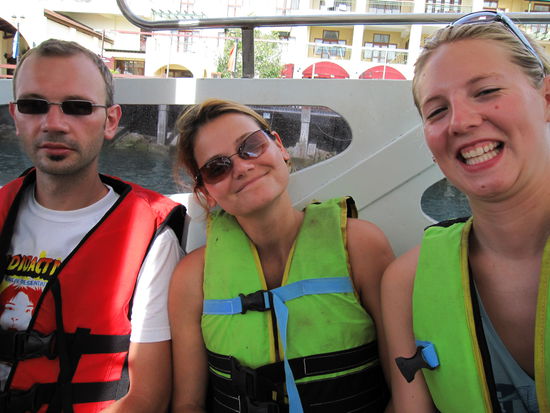 v.l. Wolfgang, Tina, ich auf dem Speedbot immer brav mit Livejacket