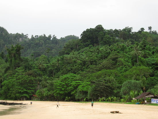 erster Blick auf den Strand von Ko Mook