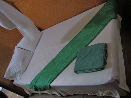400 Baht Bungalow und trotzdem ist das Bett so schoen hergerichtet