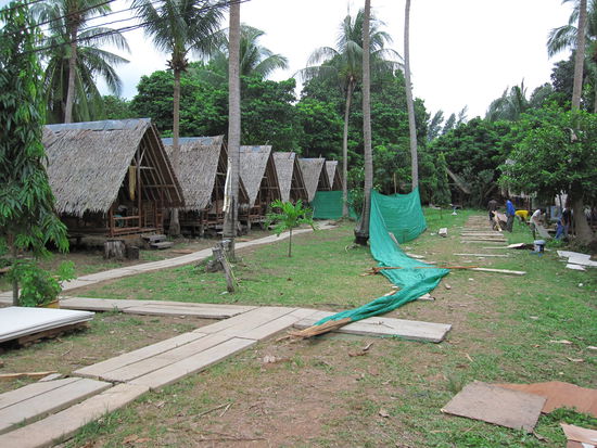 unsere Bungalows...alles wurde gerade renoviert...es wundert nicht, dass wir die Uebernachtung fuer 400 Baht bekamen 