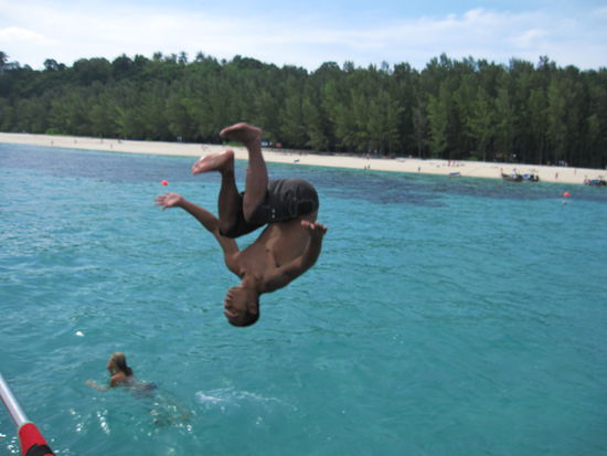 Jump...
gibt auch schoene Fotos von mir, die jetzt hier aber nicht veroeffentlicht werden 