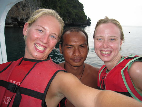 Wir zwei Maedels mit einem unserer Guides, der staendig irgendwelche Scherze mit uns gemacht hat.