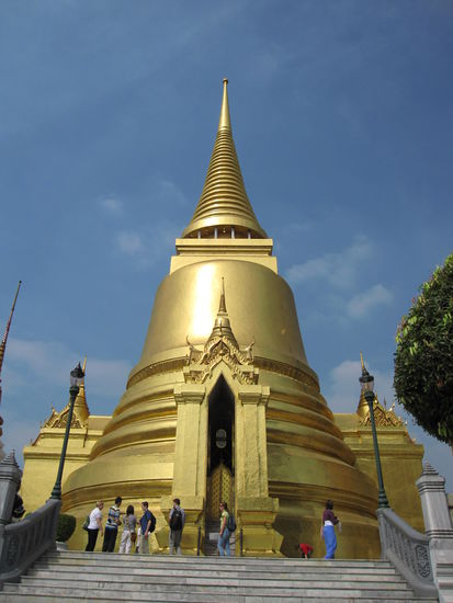 wunderschoen in Gold:
Phra Sri Rattana Chedi