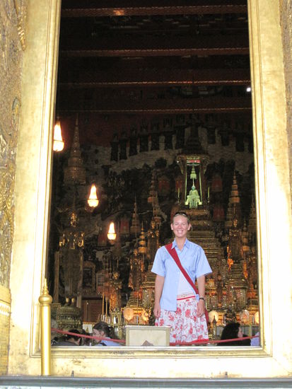 im Hintergrund der beruehmte Smaragd-Buddha...man beachte mein wunderschoenes Outfit 