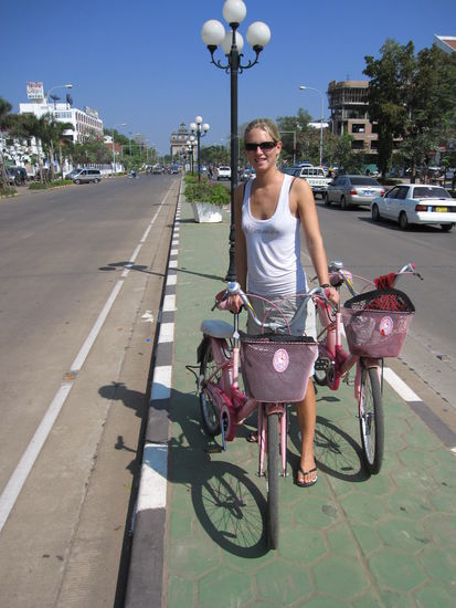 Ich mit unseren lustigen Hello Kitty Bikes auf der "Champs Elysees" Vientianes, im Hintergrund der "Arc de Triomphe."