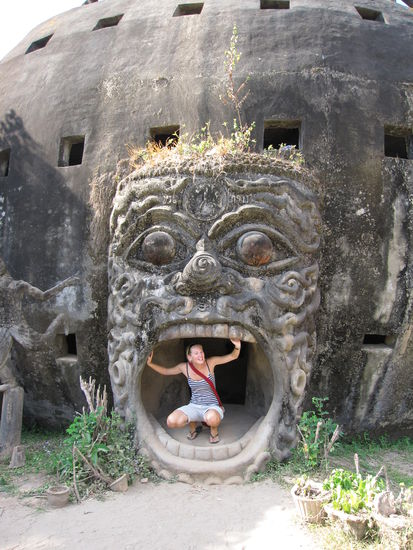 der Eingang vom lustigsten Gebilde des Buddha Parks