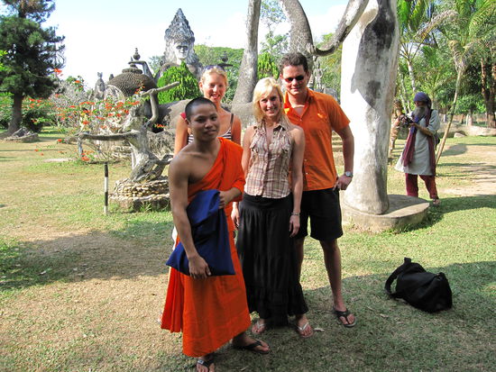 dieser Moench wollte unbedingt ein Foto mit uns zusammen machen