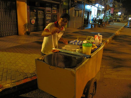 diesem Pancakeverkaeufer sind wir auf dem Weg zurueck zu unseren Gaeusthaeusern begegnet...in Laos verhungert man eben auch nachts nicht