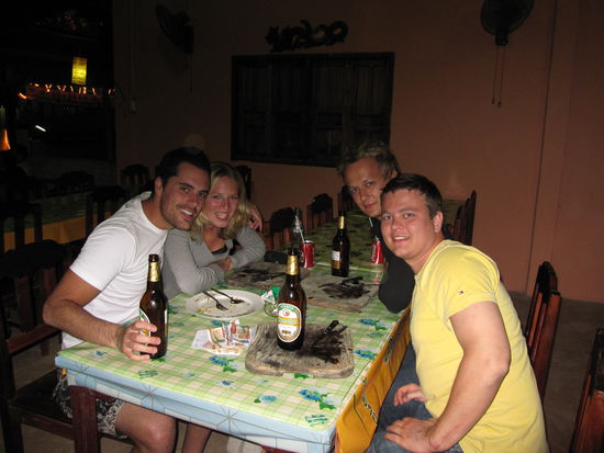 wir vier Tuber
(links John und ich, rechts die beiden Finnen)