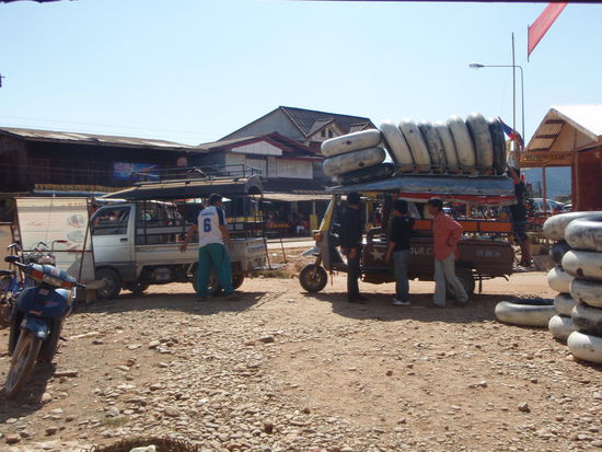 mit dem Tuk Tuk zum Tuben...