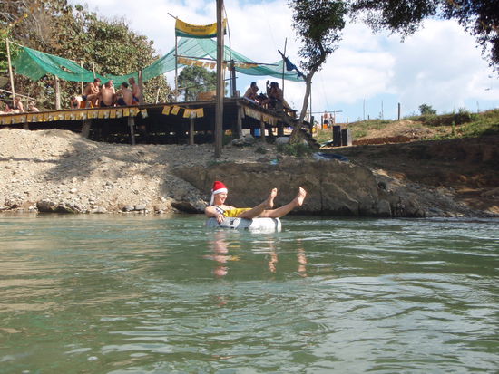 Ich beim Tuben...immer schoen die Fuesse oben halten  ... im Hintergrund eine der vielen Bars